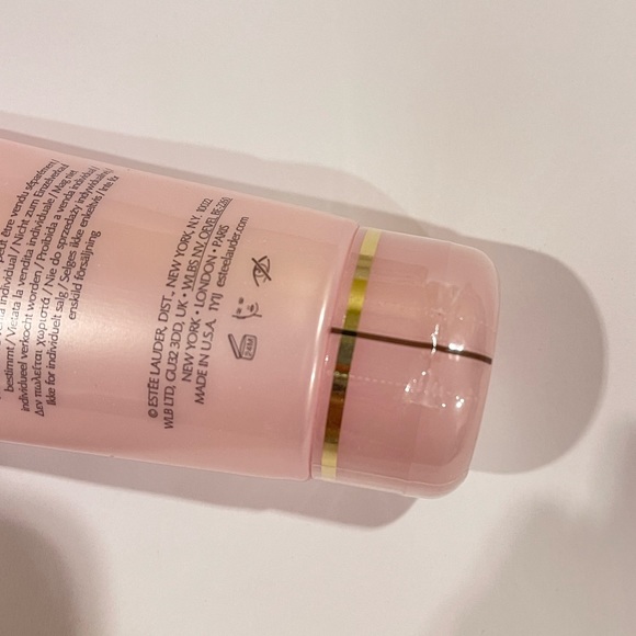 Estée Lauder face wash, dry skin friendly, soft clean. - Picture 3 of 3